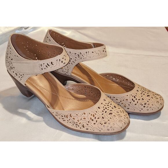EASY SPIRIT Women's Cindie Mary Jane Heels Shoes Size 8.5 M Biscuit Beige - Picture 1 of 10